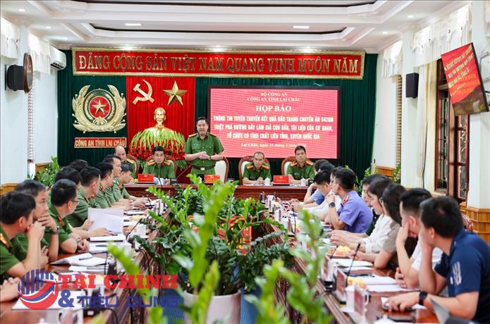 Quản lý cửa hàng Petrolimex bán hơn 12.500 lít dầu pha xăng ra thị trường