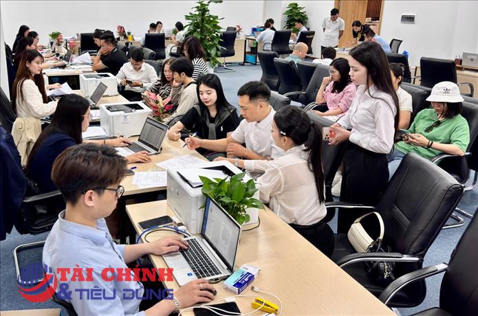 Tin tưởng Vinhomes Global Gate Hạ Long sẽ “thắng lớn”, khách hàng Hà Nội nườm nượp đi ký hợp đồng mua bán