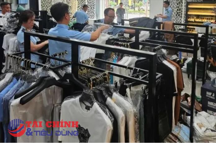 Tạm giữ gần 2.000 sản phẩm thời trang nghi giả nhãn hiệu, trị giá hơn 1,7 tỷ đồng