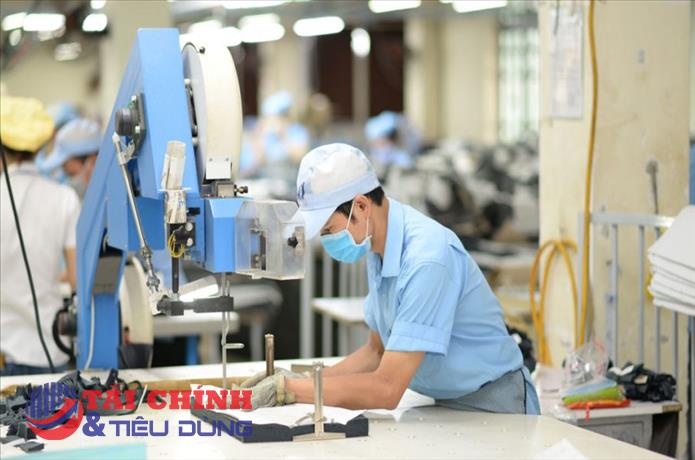Xuất khẩu sợi tăng tốc, may mặc chững lại giữa áp lực lạm phát toàn cầu