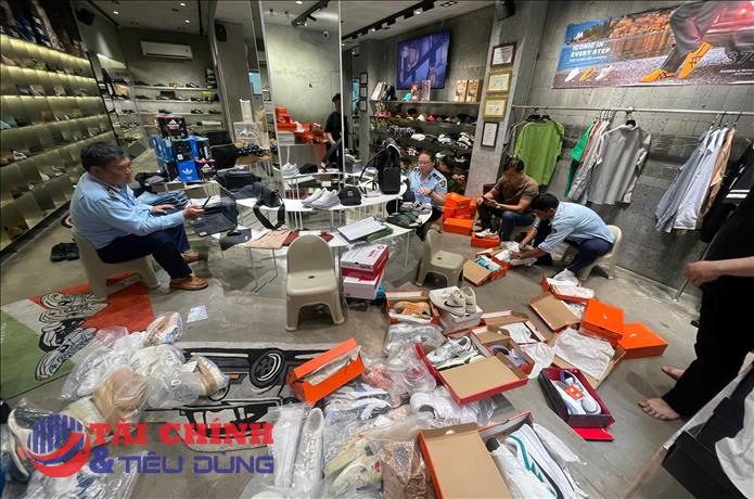 TP.HCM phát hiện cửa hàng bán giày dép giả mạo nhãn hiệu trị giá hơn 100 triệu đồng