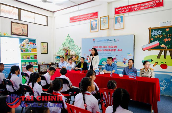 Đoàn đại biểu Ủy ban MTTQ Việt Nam TP.HCM thăm, tặng quà Trường Hữu nghị Việt - Lào