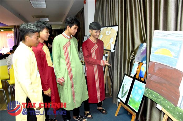Triển lãm tranh gây quỹ cho trẻ em khó khăn