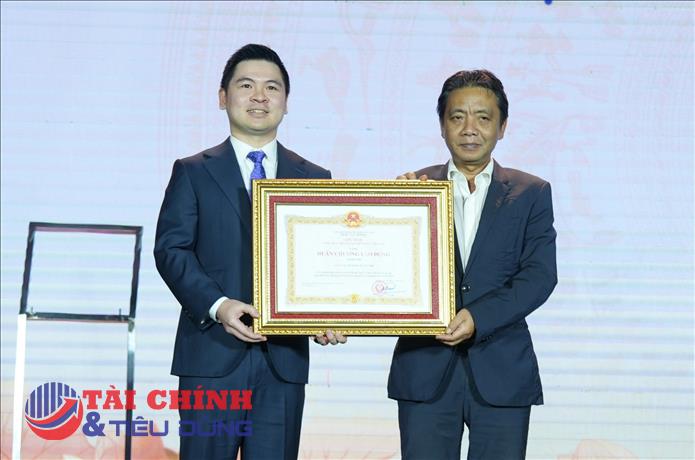 CLB bóng đá Hà Nội vinh dự đón nhận Huân chương Lao động hạng Nhì