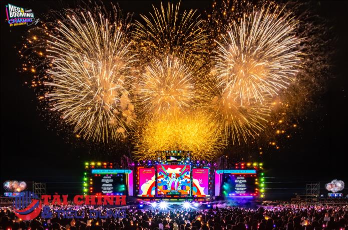 Mega Booming - Charmora City: Âm nhạc đỉnh cao và pháo hoa mãn nhãn làm nức lòng người hâm mộ