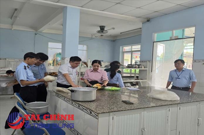 TP.HCM kiểm tra toàn diện các bếp ăn trường học trên địa bàn phường Tân Uyên