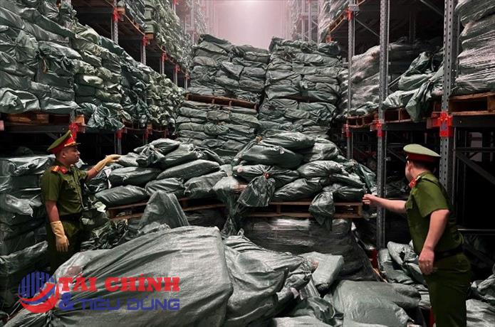 Khởi tố 2 đối tượng buôn lậu hàng nghìn tấn chân gà đông lạnh