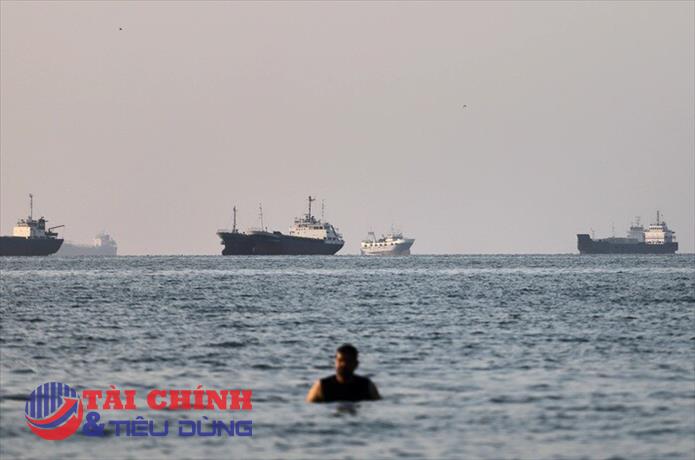 Tàu chở dầu nối đuôi nhau qua eo biển Hormuz sau thoả thuận Mỹ - Iran