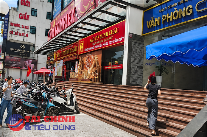 Vàng trong nước đồng loạt bật tăng, triển vọng vẫn nhiều áp lực