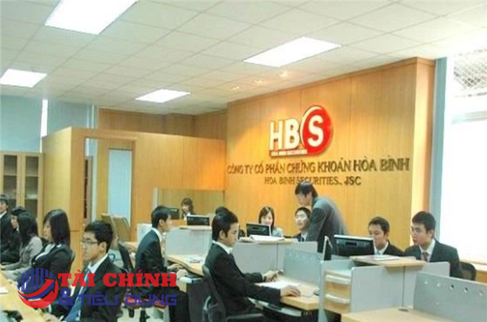 UBCKNN yêu cầu Chứng khoán Hòa Bình (HBS) không được tự ý bán cổ phiếu trên tài khoản khách hàng