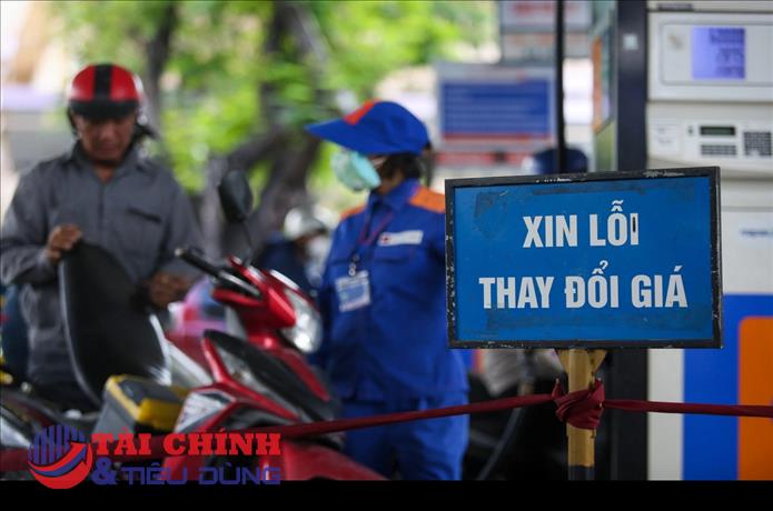 Giá xăng tăng mạnh từ 0h ngày 1/7, xăng E10 vượt 21.200 đồng/lít