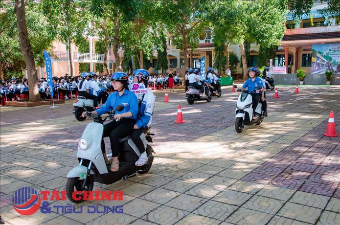 Phạt tiền người dưới 18 tuổi đi mô tô, hiểu thế nào cho đúng?