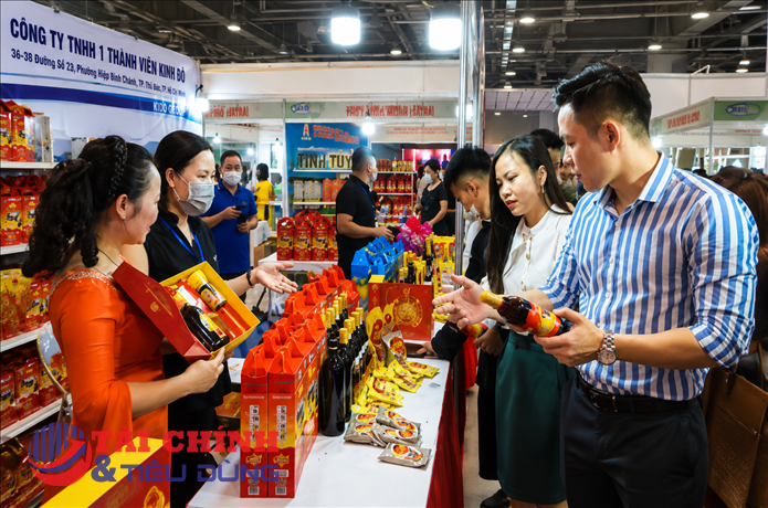 Giữa 'bão' hàng giả, hàng thật bán bằng gì?