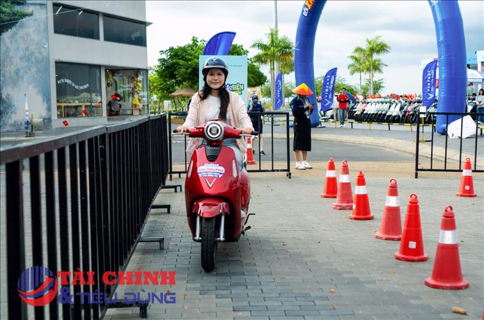 Phố đông ngõ nhỏ đã có VinFast Evo Lite: Đi tiện, không cần bằng lái, đổi pin “siêu tốc”