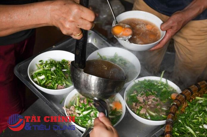 Phở Thìn lại tăng giá, một bát phở ngang nửa kg thịt lợn