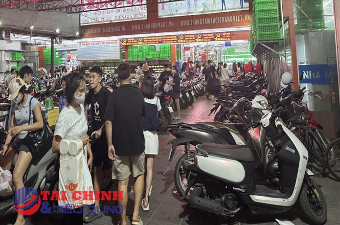 Siêu thị bán đồ bình dân thu hút đông khách ngày cuối tuần