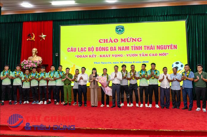 Bầu Hiển: Trao bóng đá một quê hương