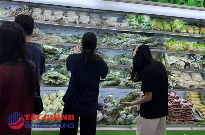 Rau siêu thị giá ngang chợ, người trẻ thay đổi thói quen mua sắm