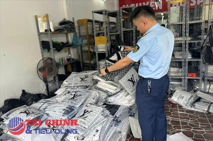 Tăng cường kiểm tra, Quản lý thị trường Hà Nội chuyển 9 vụ sang công an