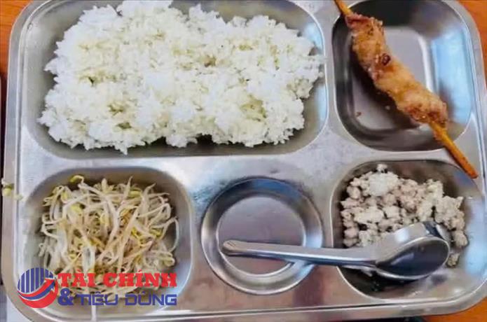 Sau loạt phản ánh về bữa ăn bán trú, Hà Nội yêu cầu rà soát toàn diện