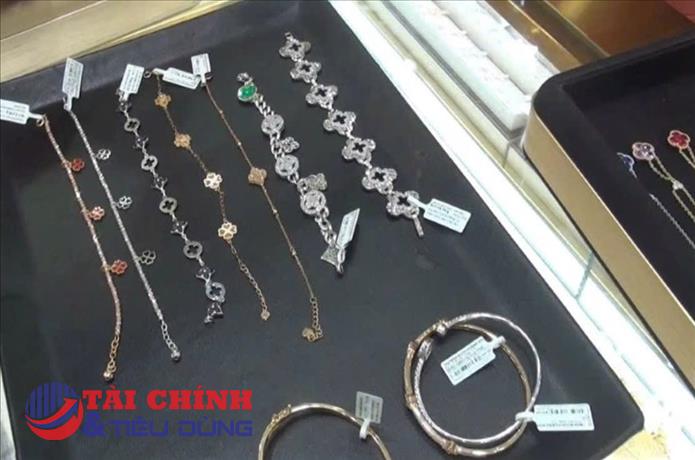 Khánh Hòa: Doanh nghiệp kinh doanh trang sức giả nhãn hiệu Louis Vuitton bị phạt 190 triệu đồng